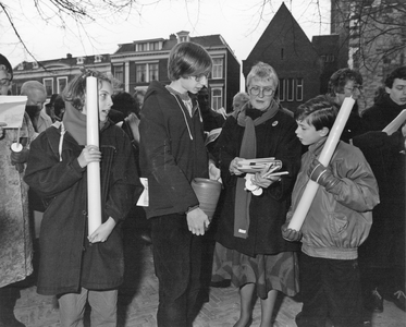 103274 Afbeelding van de leden van de Hervormde Dom-gemeente Utrecht tijdens het zingen van een hymne op het Domplein ...